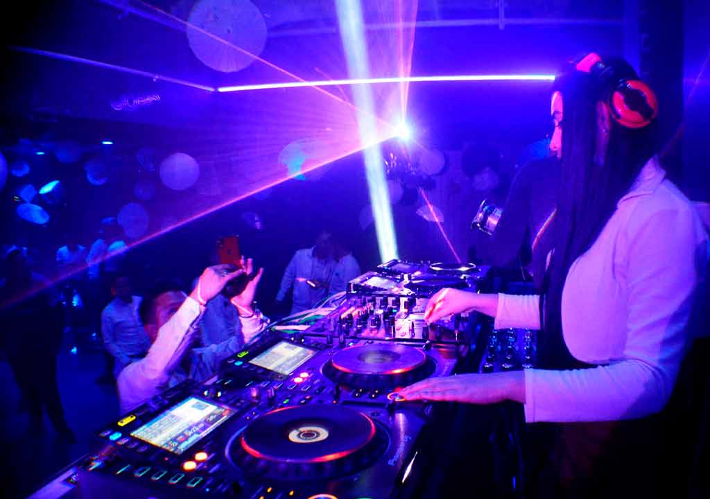dj mujer en escenario