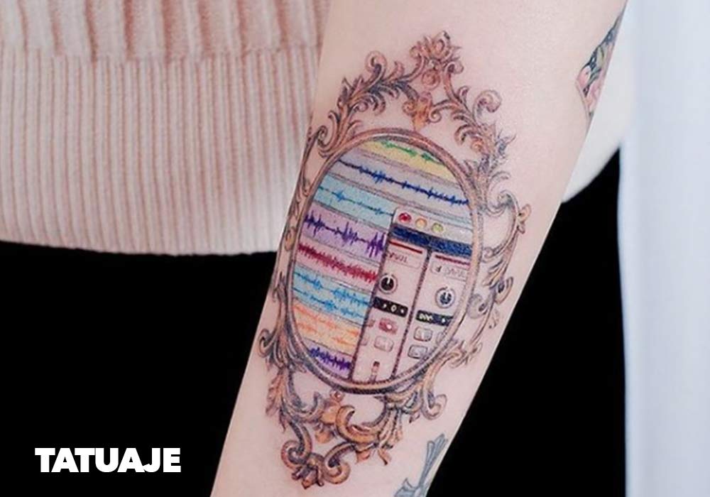 Brazo con un tatuaje de Producción Musical
